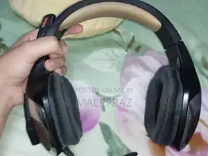 Photo - gaming headset red light