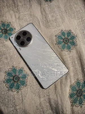 Photo - Tecno Camon 30 256 GB Silver