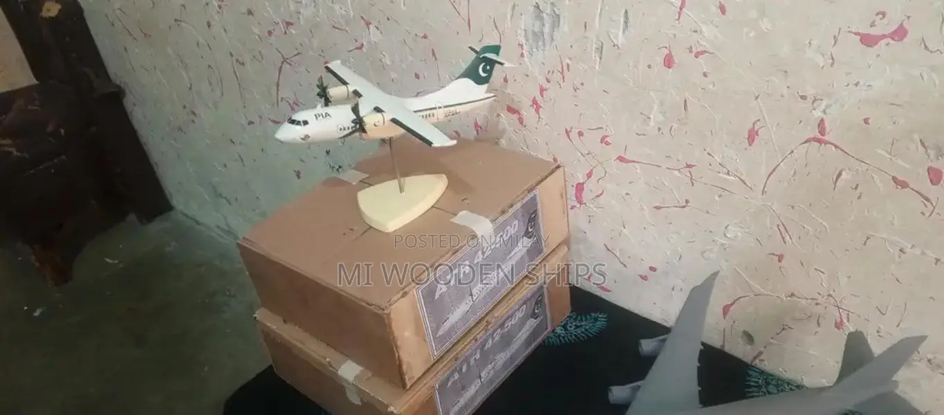 Detailed Table for Scale Model Displays of Ships and Aircrafts