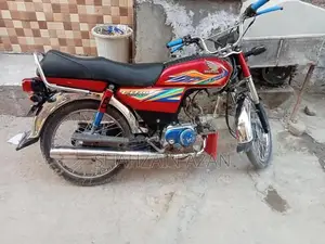 Photo - Hond CD 70 Motorcycle 20 Model Low Mileage Vintage Bike