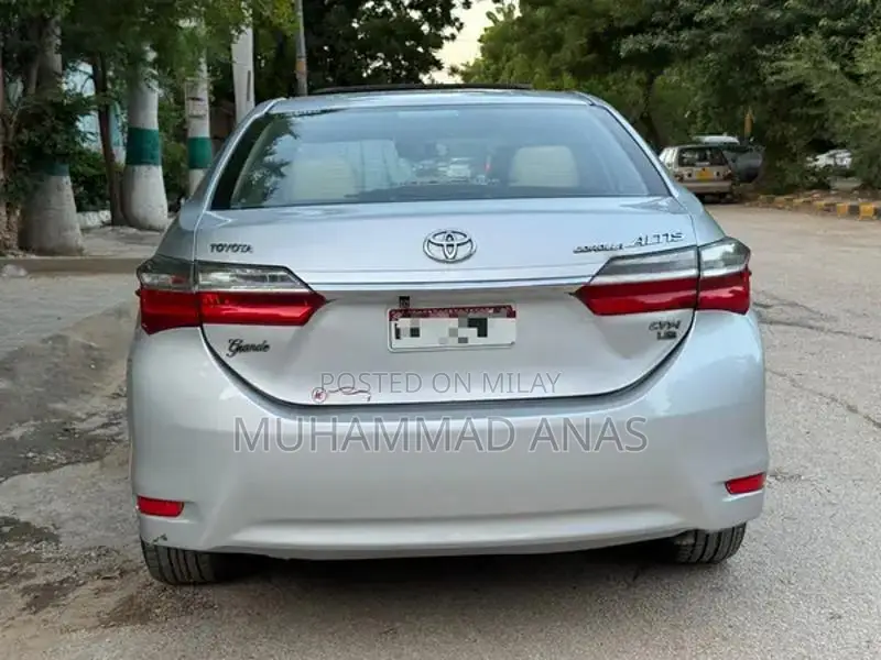 Toyota Corolla Altis Grande Sedan - Silver Metallic