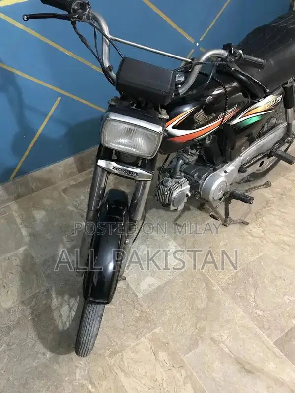 Honda CD70 Motorcycle 2016 Model - Single Cylinder Commuter Bike