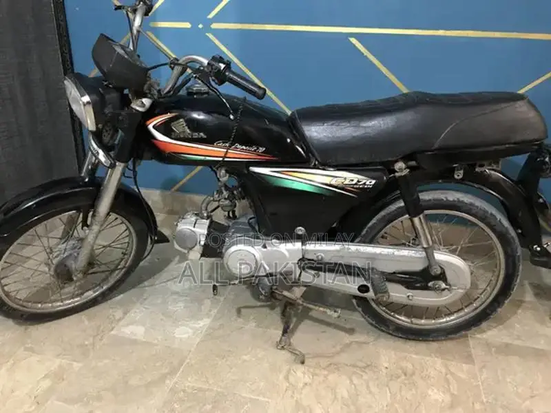 Honda CD70 Motorcycle 2016 Model - Single Cylinder Commuter Bike