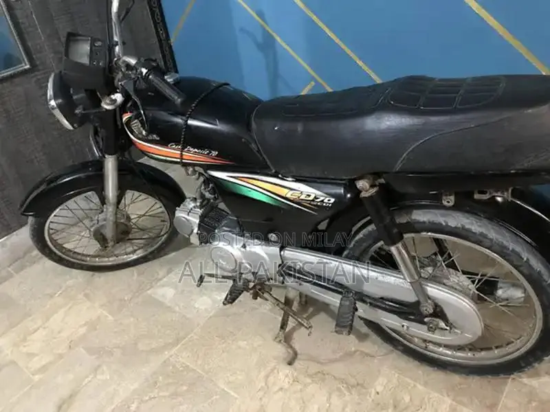 Honda CD70 Motorcycle 2016 Model - Single Cylinder Commuter Bike