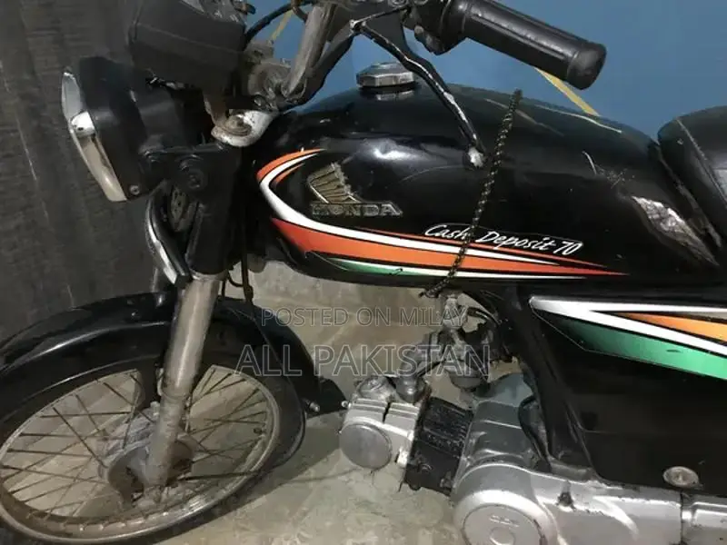 Honda CD70 Motorcycle 2016 Model - Single Cylinder Commuter Bike