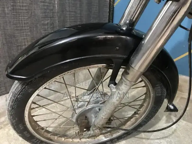 Honda CD70 Motorcycle 2016 Model - Single Cylinder Commuter Bike