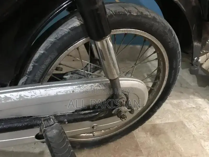 Honda CD70 Motorcycle 2016 Model - Single Cylinder Commuter Bike