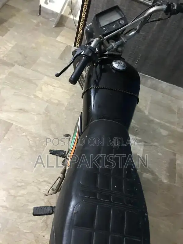 Honda CD70 Motorcycle 2016 Model - Single Cylinder Commuter Bike