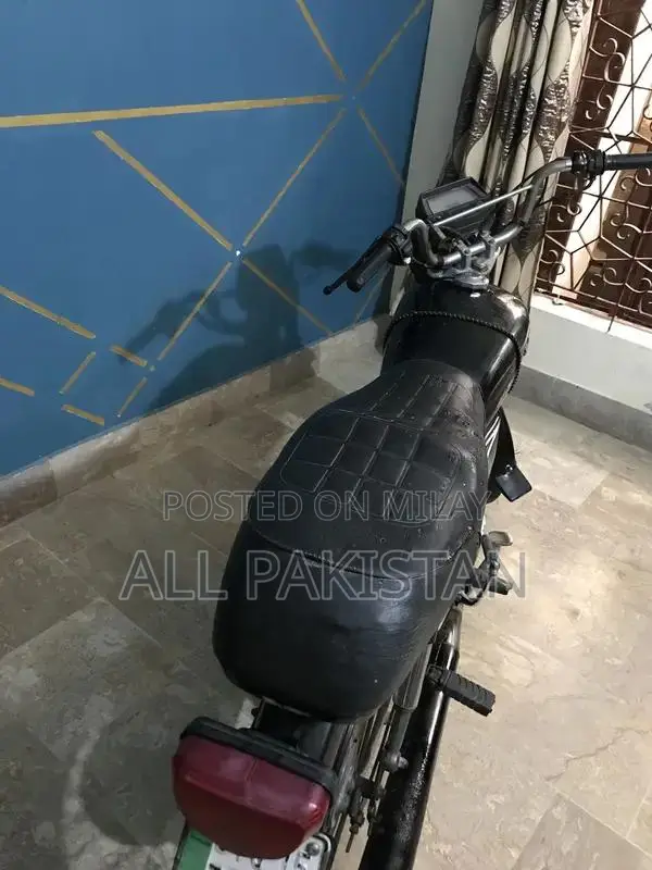 Honda CD70 Motorcycle 2016 Model - Single Cylinder Commuter Bike