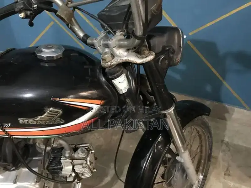 Honda CD70 Motorcycle 2016 Model - Single Cylinder Commuter Bike