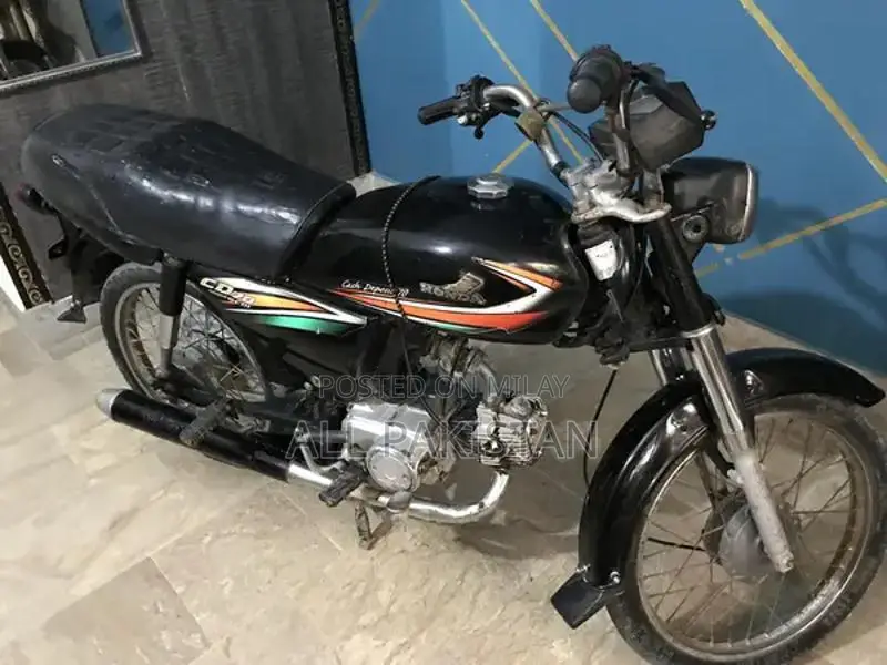 Honda CD70 Motorcycle 2016 Model - Single Cylinder Commuter Bike