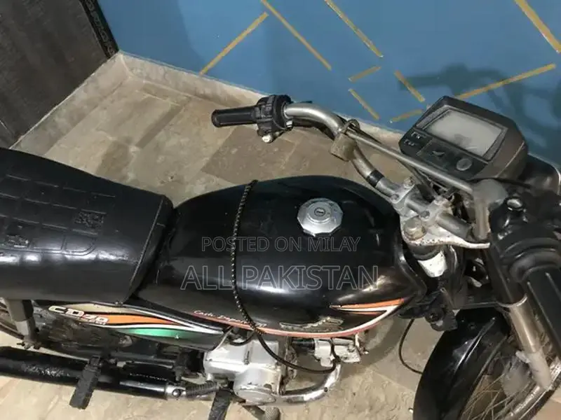 Honda CD70 Motorcycle 2016 Model - Single Cylinder Commuter Bike