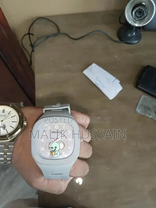 Pristine Blue Analog Watch - Excellent Condition, Classic Design