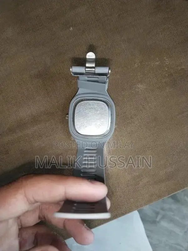 Pristine Blue Analog Watch - Excellent Condition, Classic Design