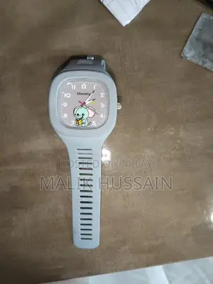 Pristine Blue Analog Watch - Excellent Condition, Classic Design