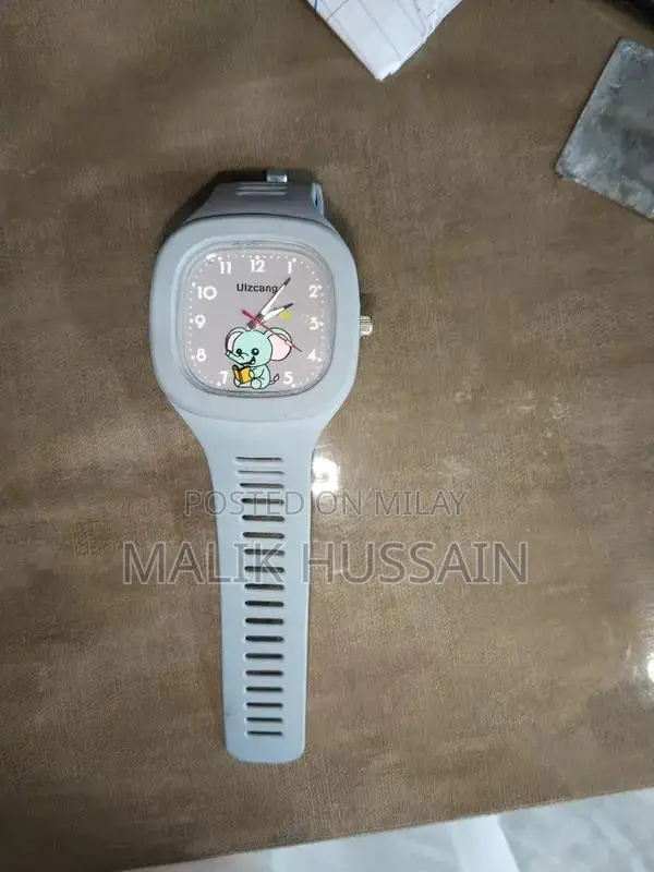 Pristine Blue Analog Watch - Excellent Condition, Classic Design