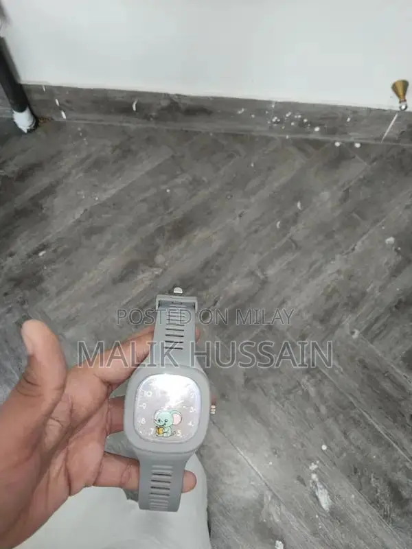 Pristine Blue Analog Watch - Excellent Condition, Classic Design