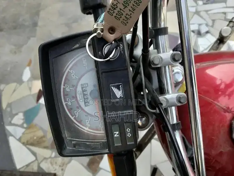 Honda 70cc Lightweight Motorcycle - Reliable City Commuter