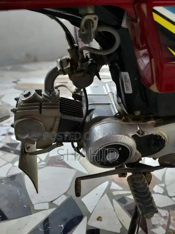 Honda 70cc Lightweight Motorcycle - Reliable City Commuter