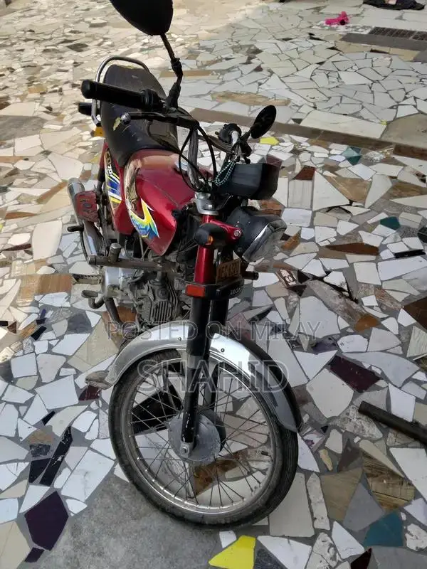 Honda 70cc Lightweight Motorcycle - Reliable City Commuter