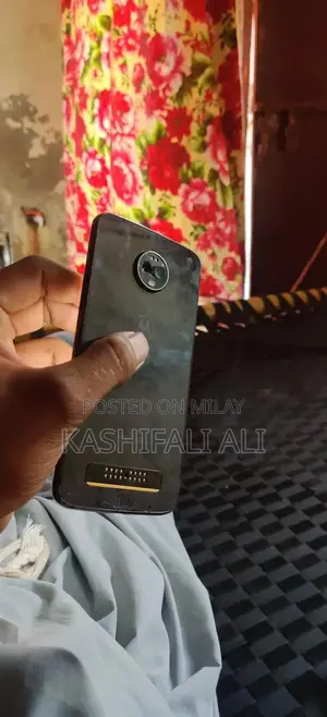 Mid-Range Smartphone with Versatile Camera and Gaming Capabilities