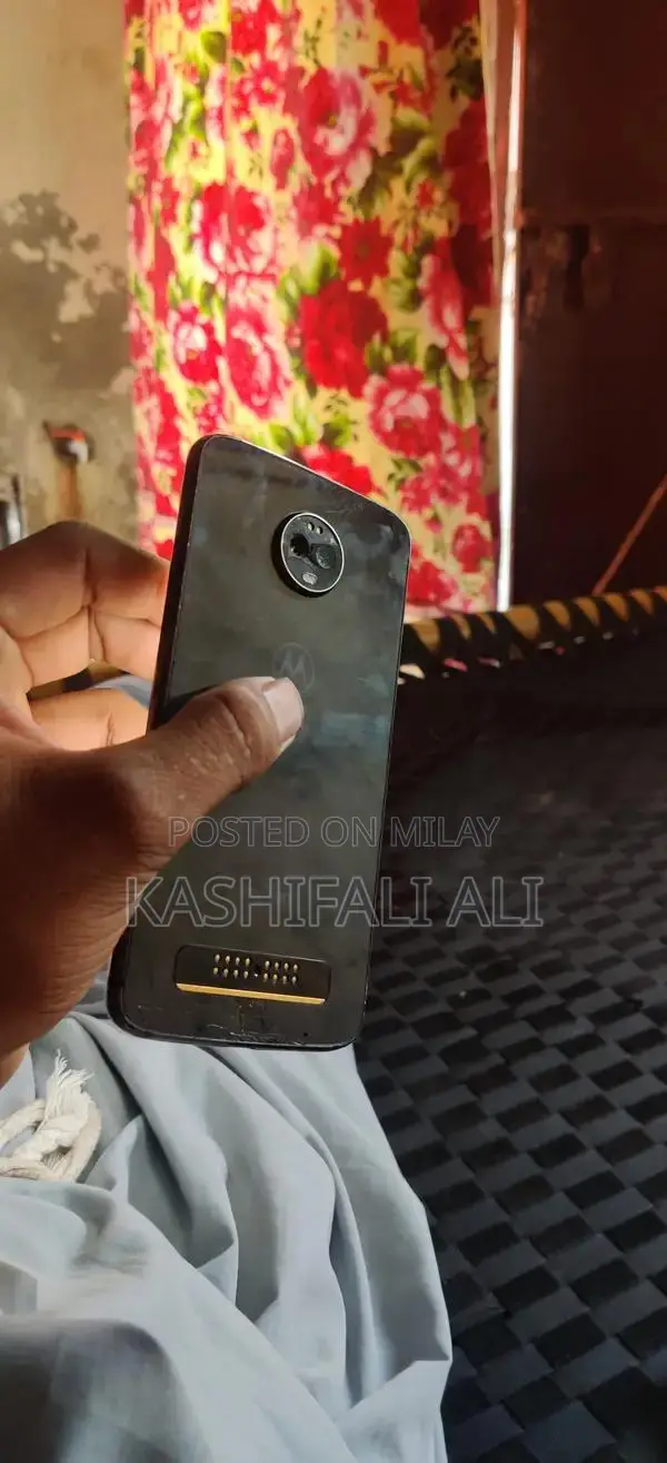 Mid-Range Smartphone with Versatile Camera and Gaming Capabilities