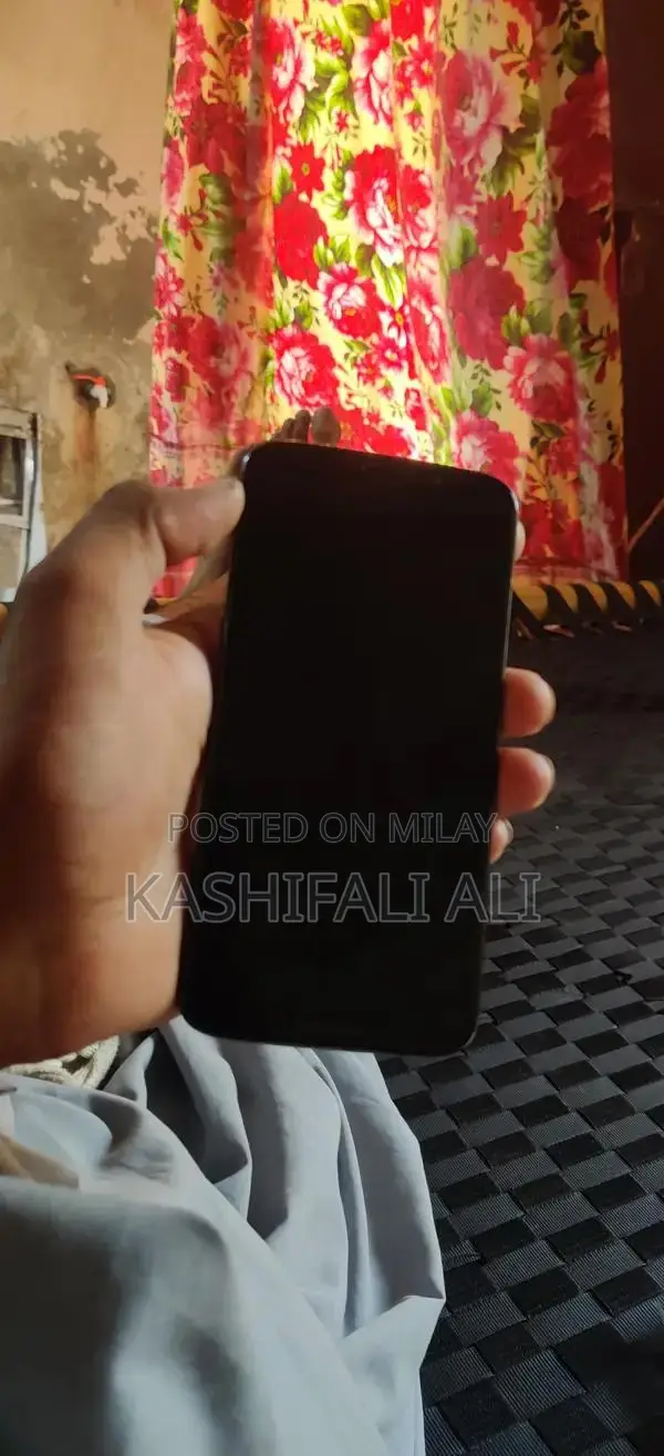 Mid-Range Smartphone with Versatile Camera and Gaming Capabilities