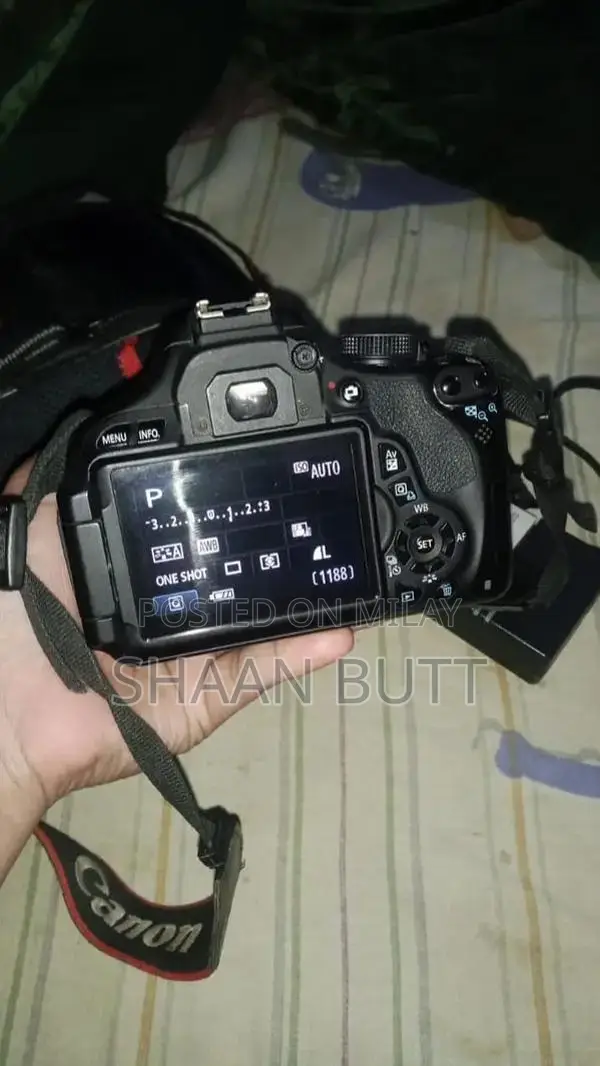 Canon EOS 600D DSLR Camera with 18-55mm Lens Kit