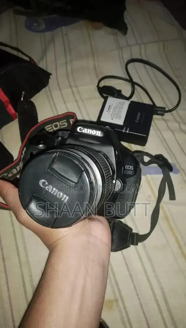 Canon EOS 600D DSLR Camera with 18-55mm Lens Kit