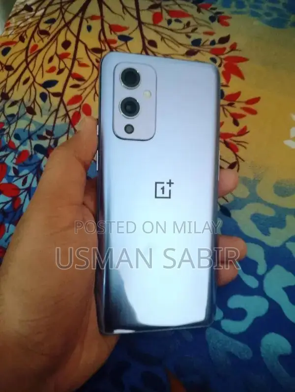 Advanced 5G Smartphone with 120Hz AMOLED Display