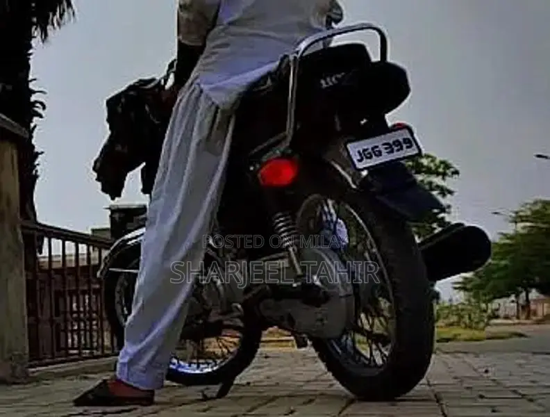 Honda CG125 Motorcycle - Classic Single Cylinder Bike