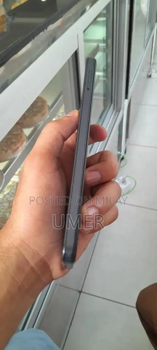 Smartphone with 4+4/128 GB Memory Compact Design