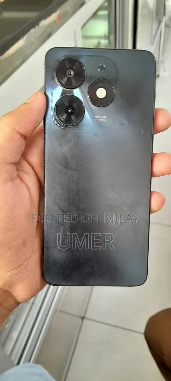 Smartphone with 4+4/128 GB Memory Compact Design