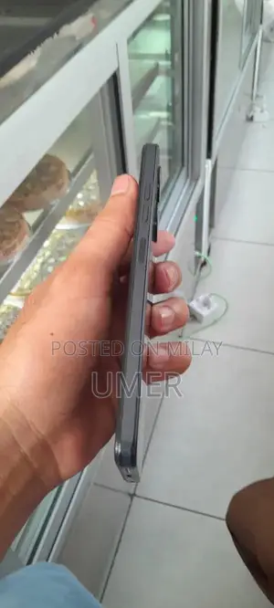 Smartphone with 4+4/128 GB Memory Compact Design