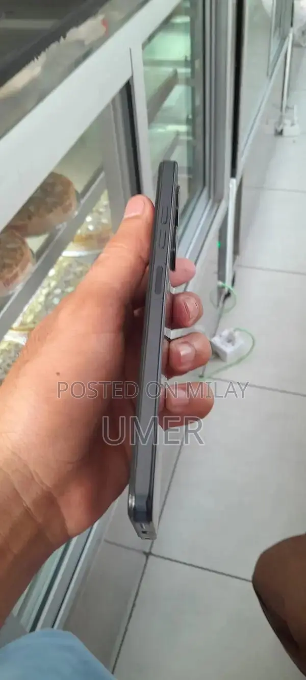 Smartphone with 4+4/128 GB Memory Compact Design