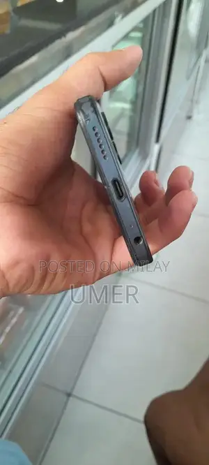 Smartphone with 4+4/128 GB Memory Compact Design