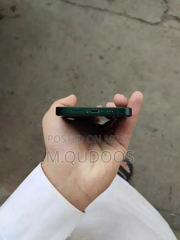 Pre-Owned iPhone 13 128GB with Minor Back Damage