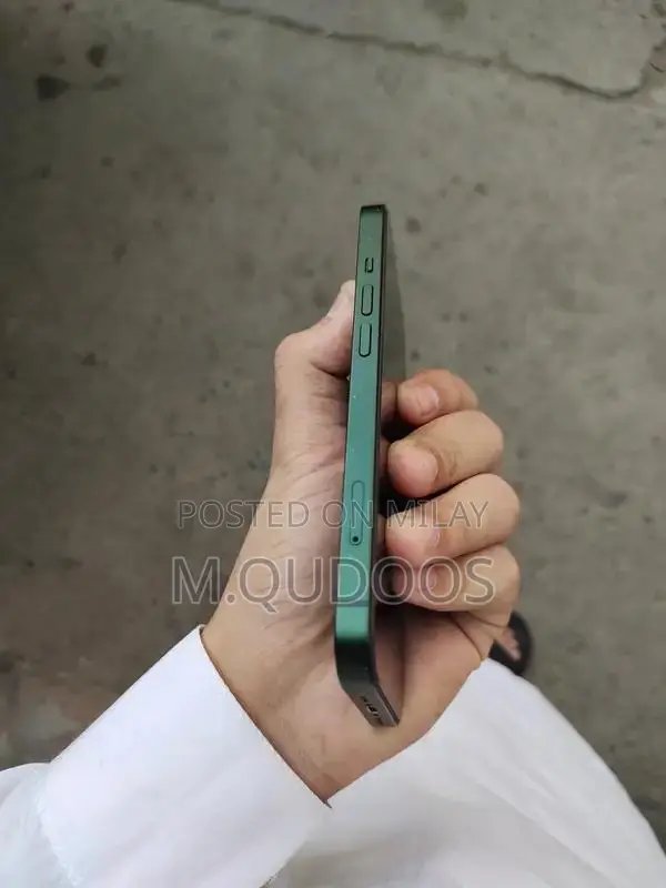 Pre-Owned iPhone 13 128GB with Minor Back Damage