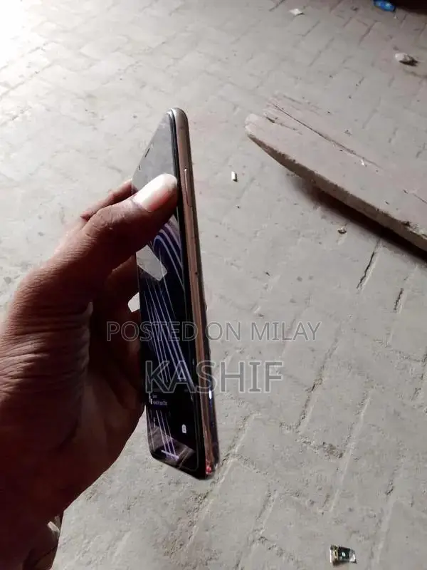 Apple iPhone XS Max: Premium Smartphone with High Battery Health