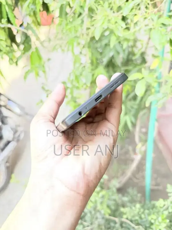 Sleek Black Smartphone with Ample Storage and Warranty