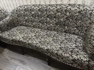 Photo - Spacious 6-Seater Sofa Set in Excellent Condition