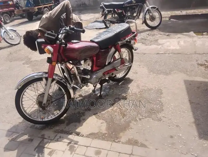 Yamaha Royal 100 Classic Motorcycle Collector's Edition