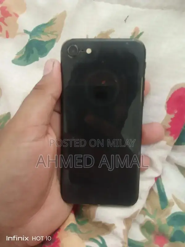 iPhone SE 2020 128GB Smartphone with Excellent Condition