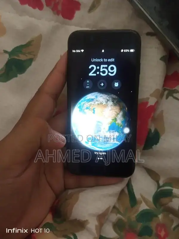 iPhone SE 2020 128GB Smartphone with Excellent Condition