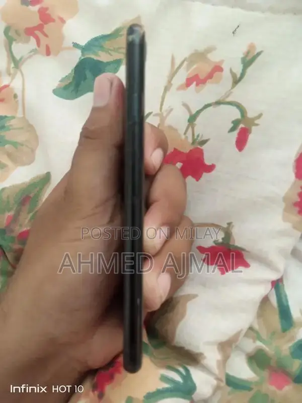 iPhone SE 2020 128GB Smartphone with Excellent Condition