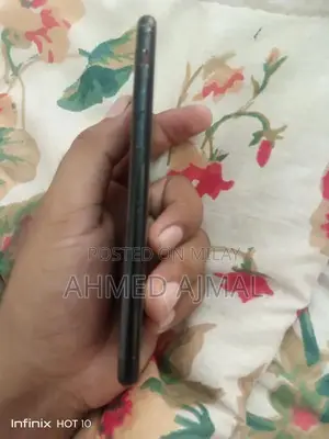 iPhone SE 2020 128GB Smartphone with Excellent Condition