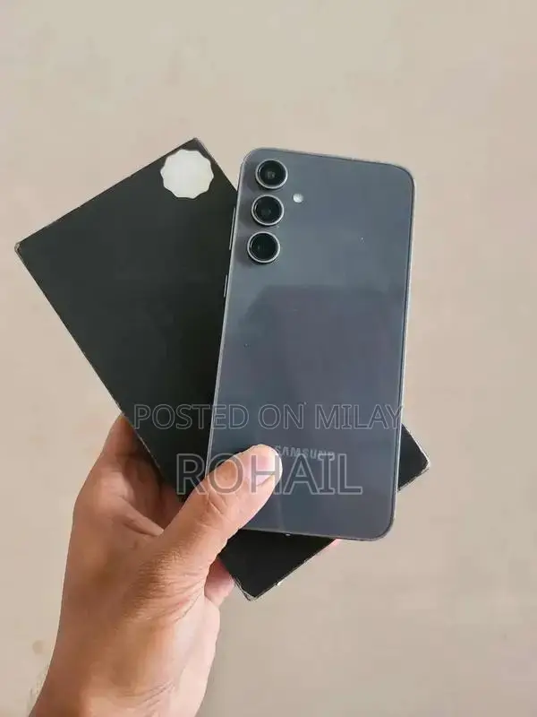 Samsung Galaxy S23 FE Smartphone with Minor Body Dent