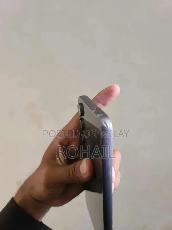 Samsung Galaxy S23 FE Smartphone with Minor Body Dent