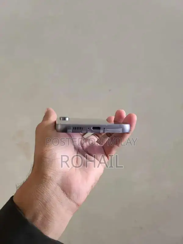 Samsung Galaxy S23 FE Smartphone with Minor Body Dent