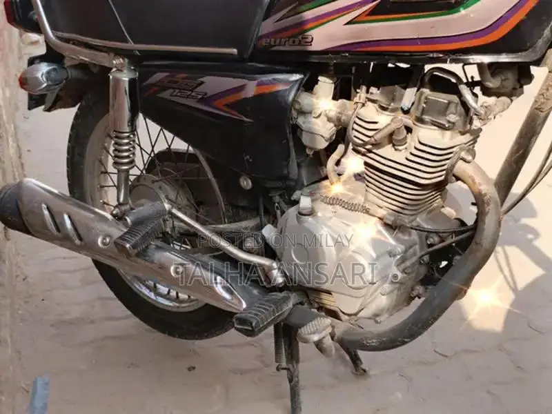 Honda CG 125 Motorcycle 2016 Single Cylinder Commuter Bike